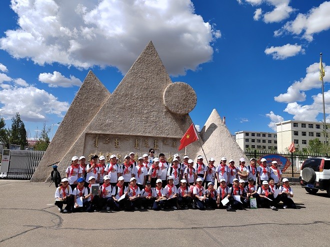 東烏珠穆沁旗第一小學到額鹽公司研學基地開展 “感受家鄉文化 關心家鄉發展”研學活動