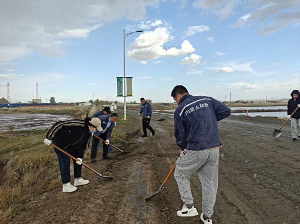 額鹽公司組織開展“情暖雙節守初心，自主修路顯擔當”主題黨日活動