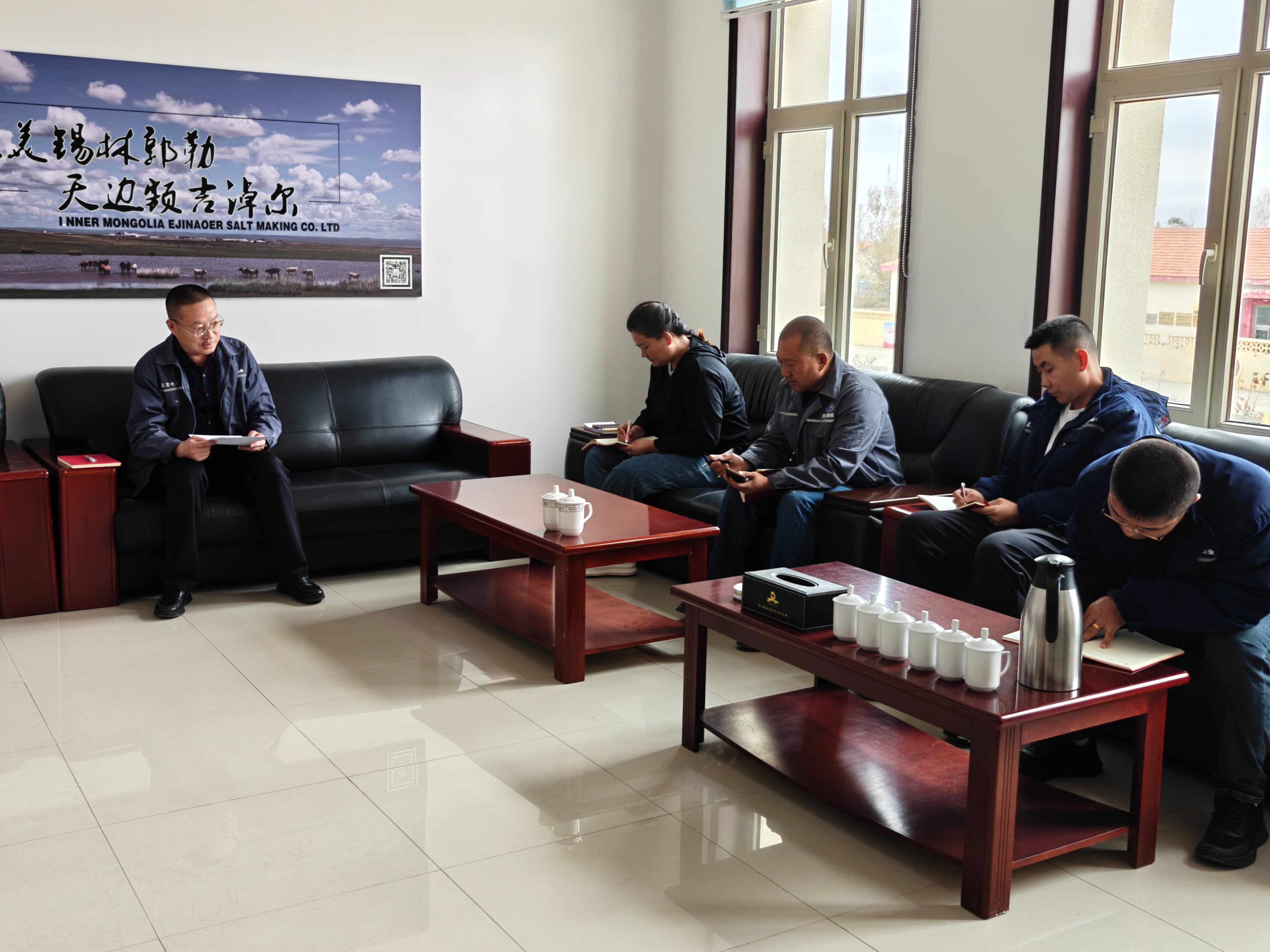 額鹽公司黨委委員、紀委書記與支委開展集體談心談話